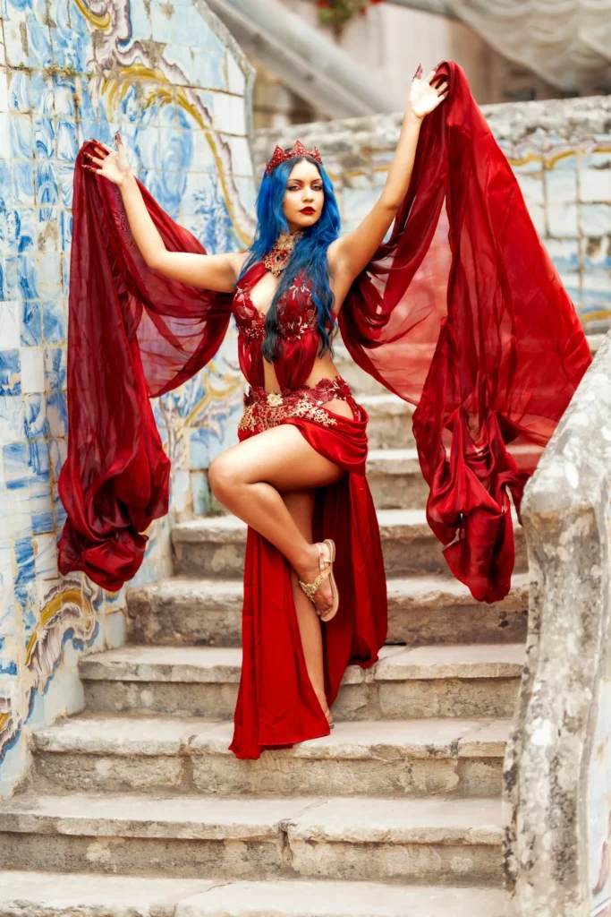 Shooting fantasy en extérieur – portrait artistique en robe rouge
