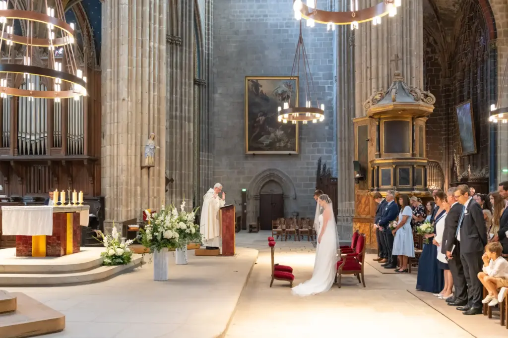 Cérémonie de mariage solennelle à la Cathédrale de Limoges, photographie de mariage à l'église et reportage liturgique par le Studio Timeless en Haute-Vienne.
