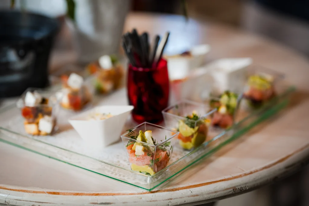 Présentation de verrines lors d'un cocktail de mariage, photographie de gastronomie événementielle par Studio Timeless à Limoges.