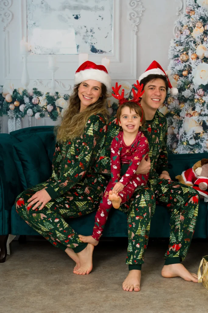 Parents et enfant réunis en pyjamas de Noël chez Studio Timeless à Limoges