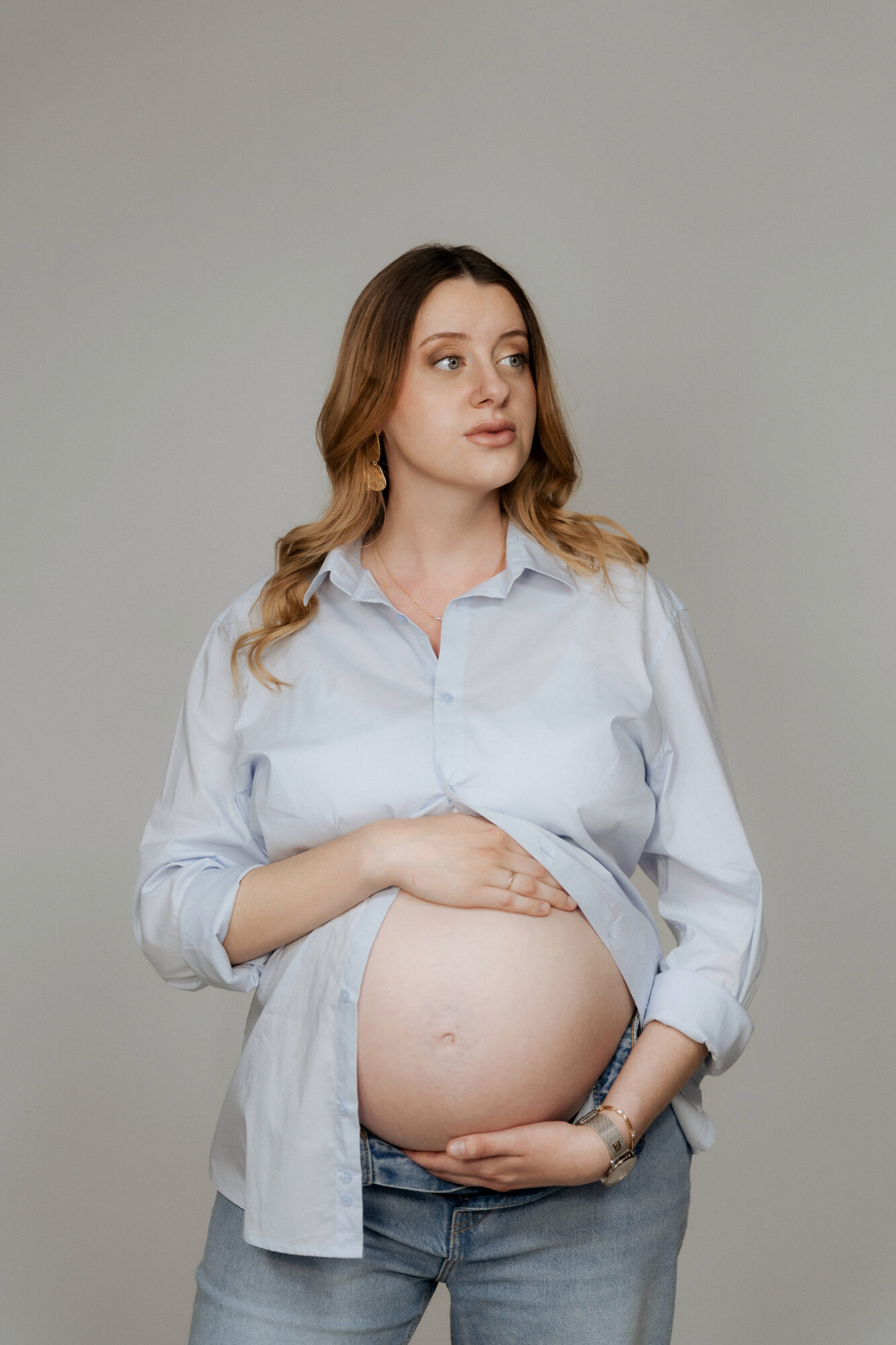 Femme enceinte chemise blanche sur fond clair