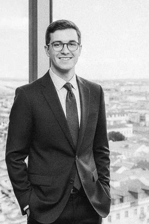 Portrait corporate d'un jeune cadre dirigeant en noir et blanc, photographie de personal branding et communication d'entreprise par Studio Timeless à Limoges.