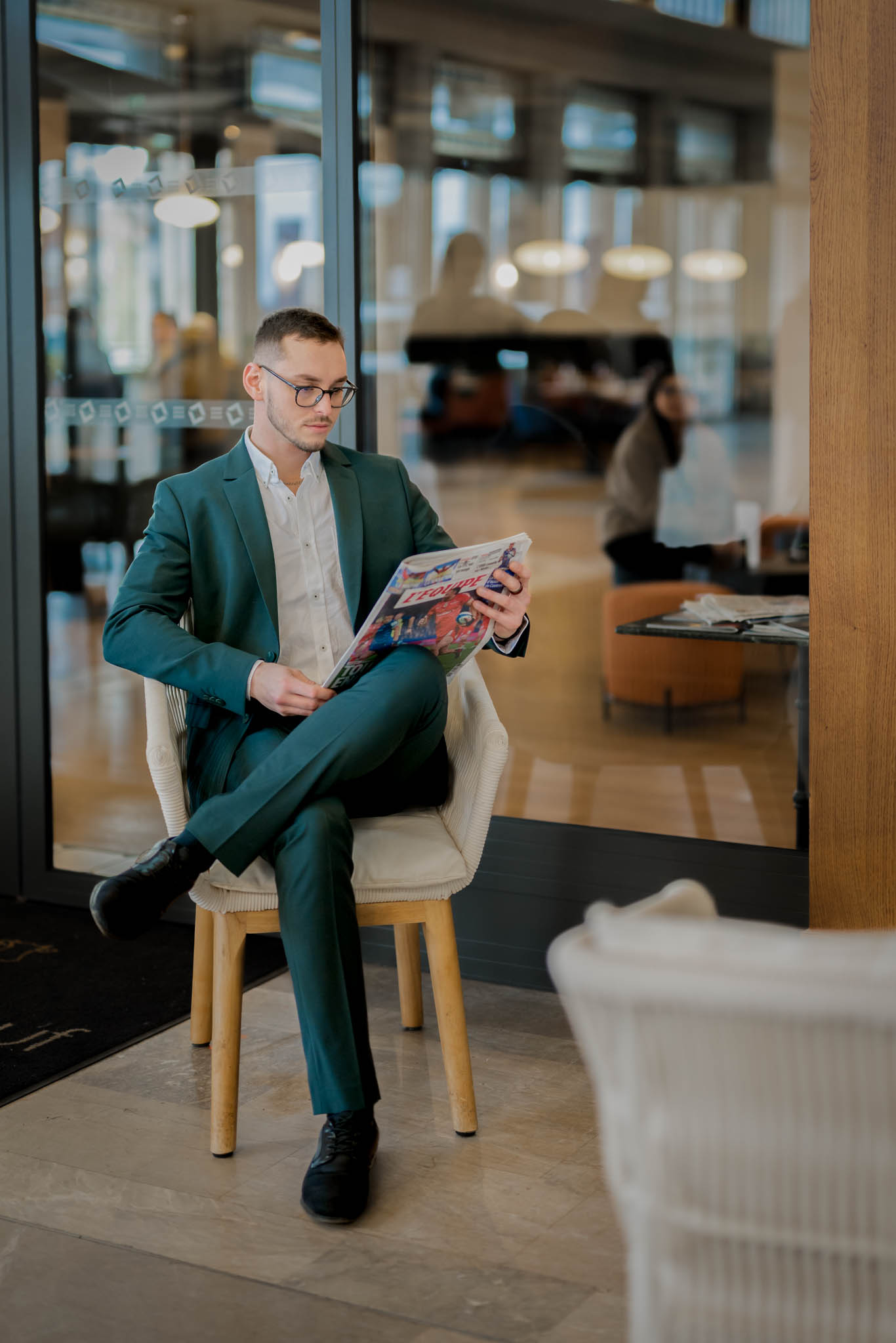 Portrait professionnel d'un homme dirigeant en costume vert dans un bureau moderne à Limoges