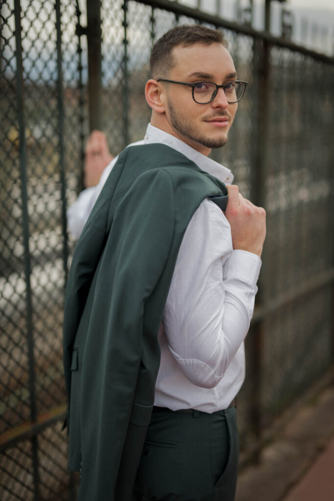 Photo professionnelle d'un homme cadre dirigeant en costume bleu marine dans un bureau à Limoges