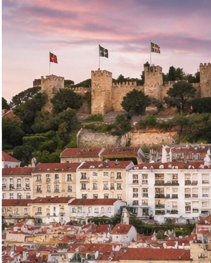 Château São Jorge au coucher du soleil, panorama sur Lisbonne pour une séance couple romantique.