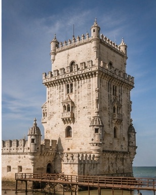 Tour de Belém au bord du Tage, décor patrimonial pour une séance couple de mariage à Lisbonne.