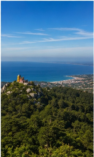Serra de Sintra avec palais de Pena et océan Atlantique, paysage fort pour un mariage destination.