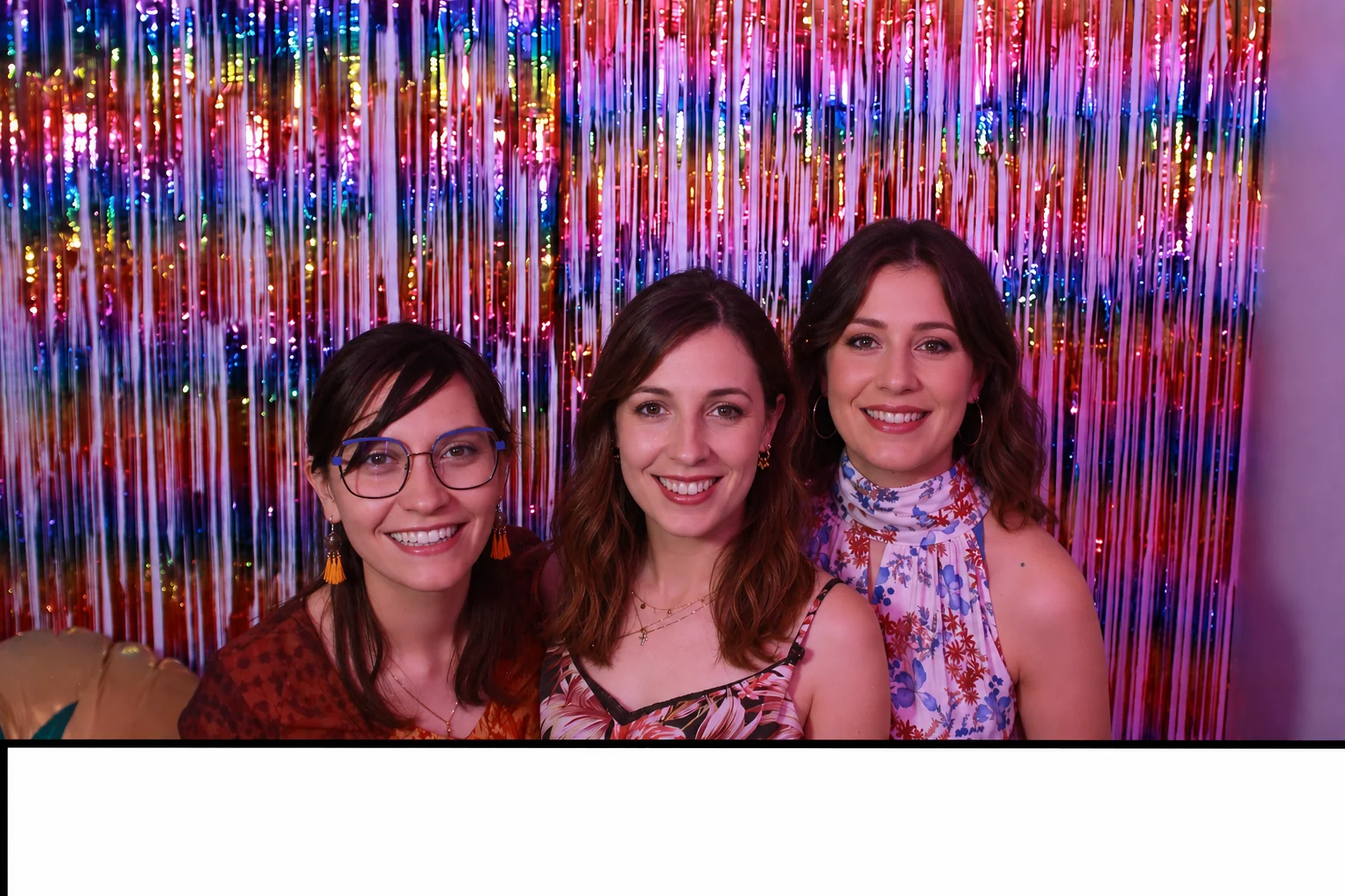 Trois invitées devant un fond festif sur une planche photobooth anniversaire à Limoges