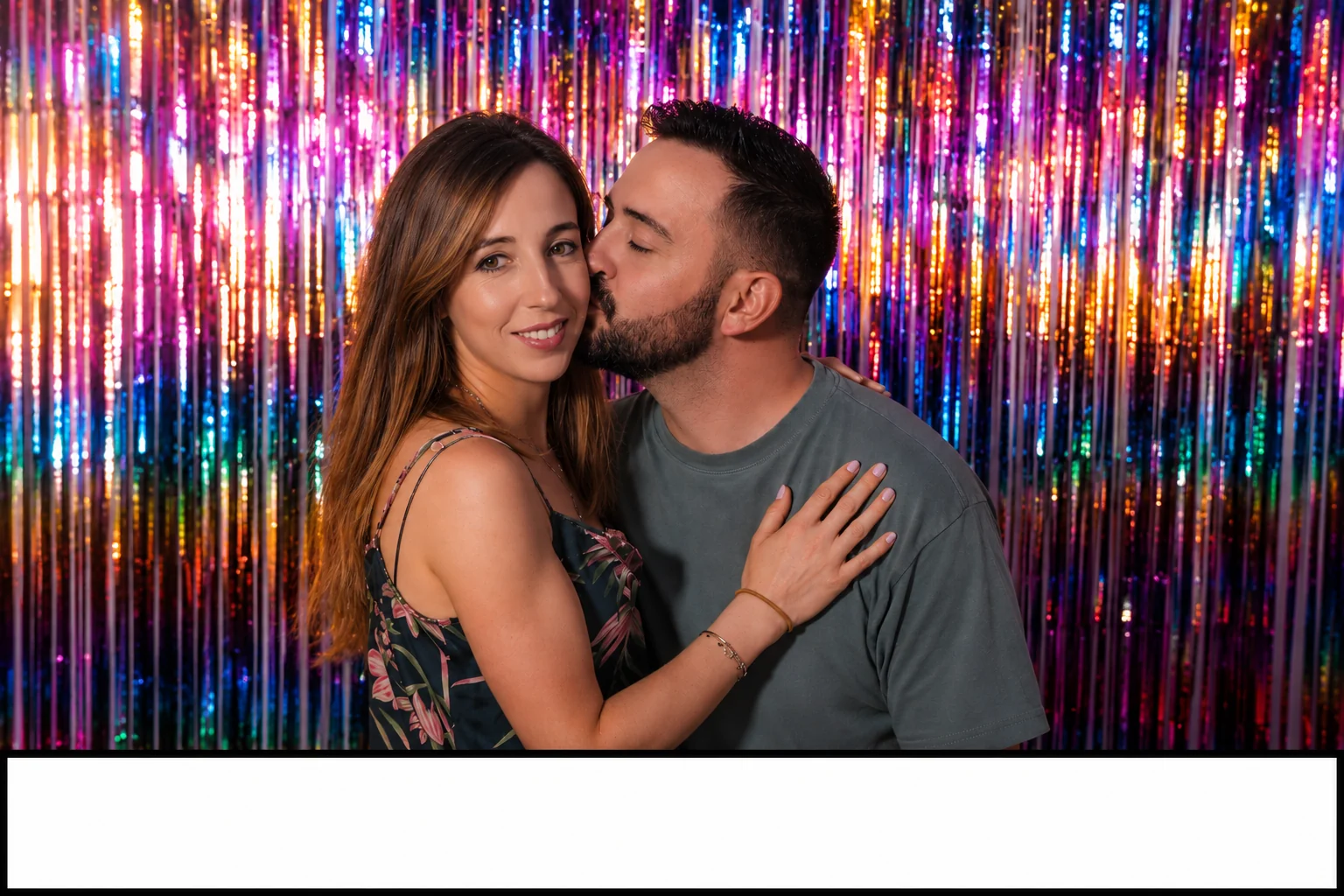 Couple devant un fond festif sur une planche photobooth anniversaire à Limoges
