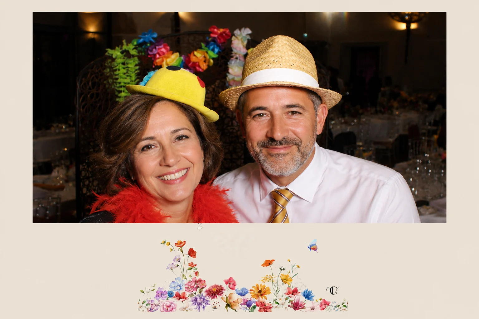 Couple avec accessoires sur une planche photobooth de mariage Studio Timeless à Limoges