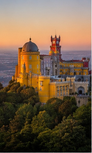 Palais de Pena à Sintra au coucher du soleil, décor iconique pour un reportage de mariage au Portugal.