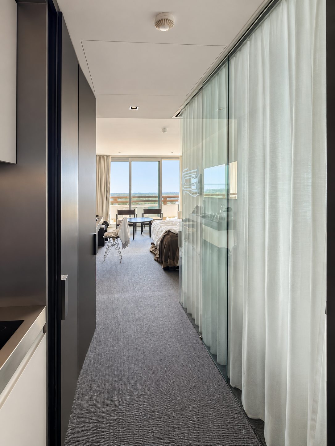 Accès vers une chambre avec perspective sur la vue extérieure