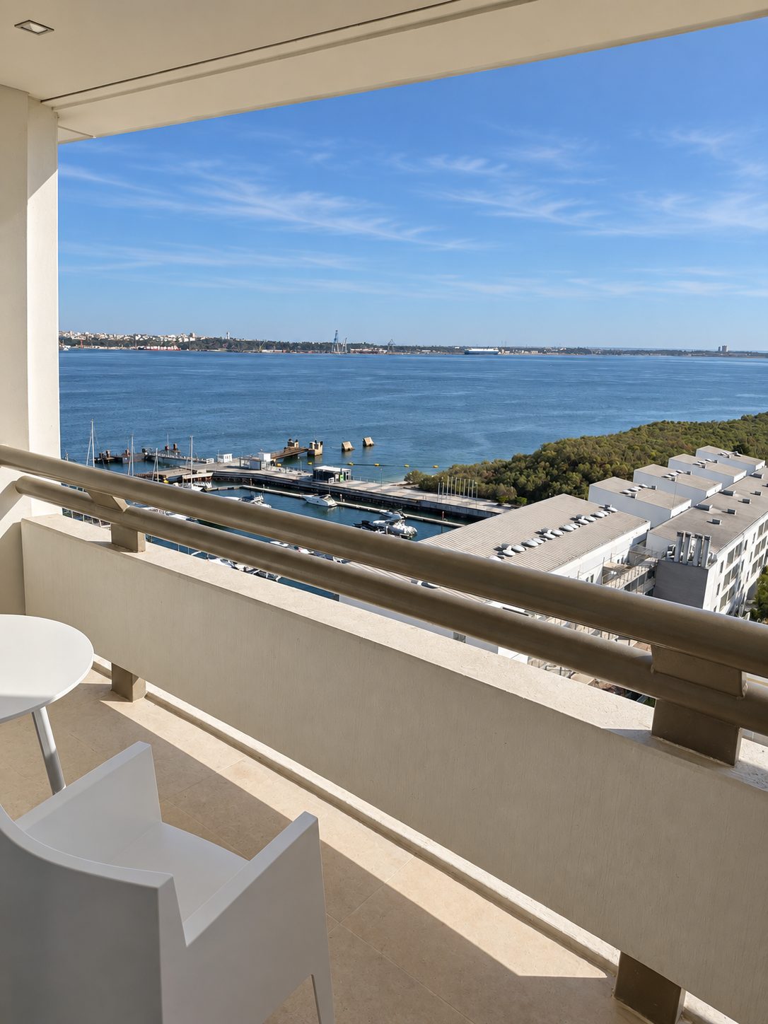 Balcon aménagé avec vue dégagée sur la marina