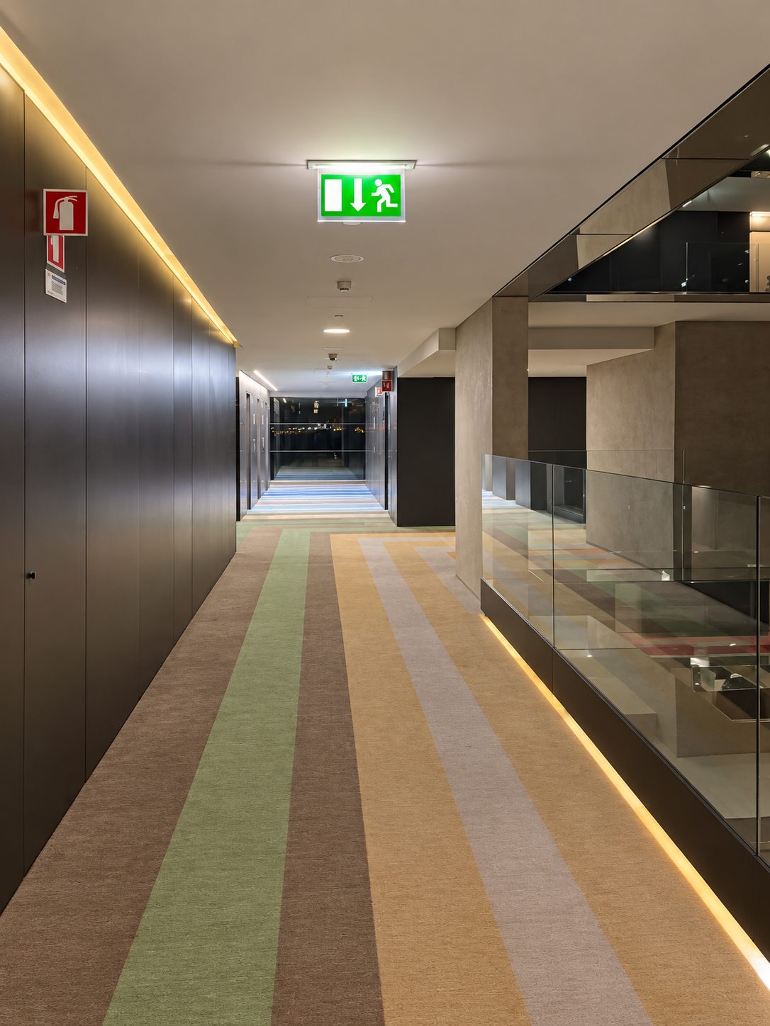 Couloir d’hébergement avec éclairage intégré et circulation lisible
