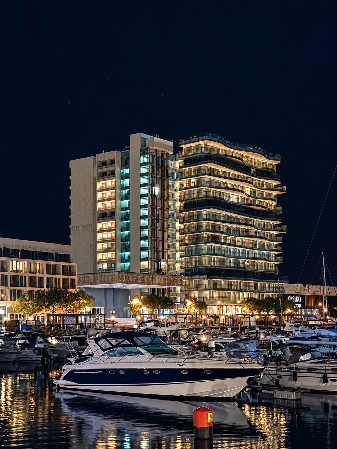 Hébergement et marina éclairés au bord de l’eau la nuit