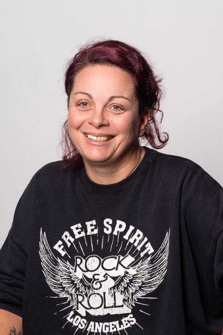 Portrait féminin souriant réalisé au studio